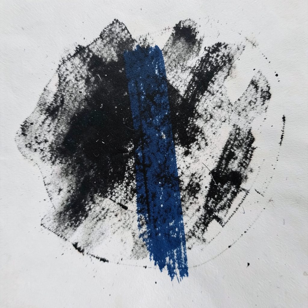Aula scolastica con banchi in legno e lavagna, luce calda di inizio giornata, toni blu notte