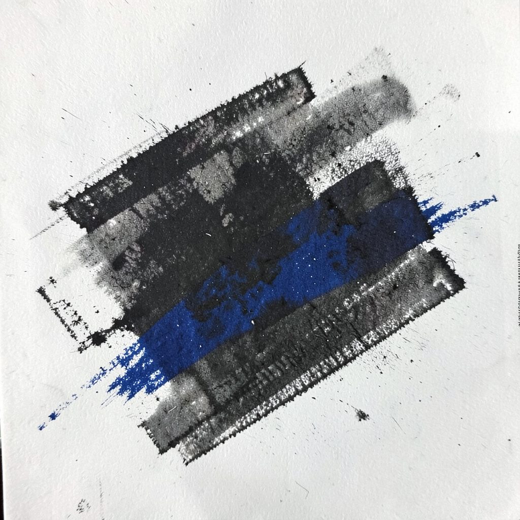 Disegno a carboncino scuro di provette e beute in un laboratorio chimico, sfondo blu intenso