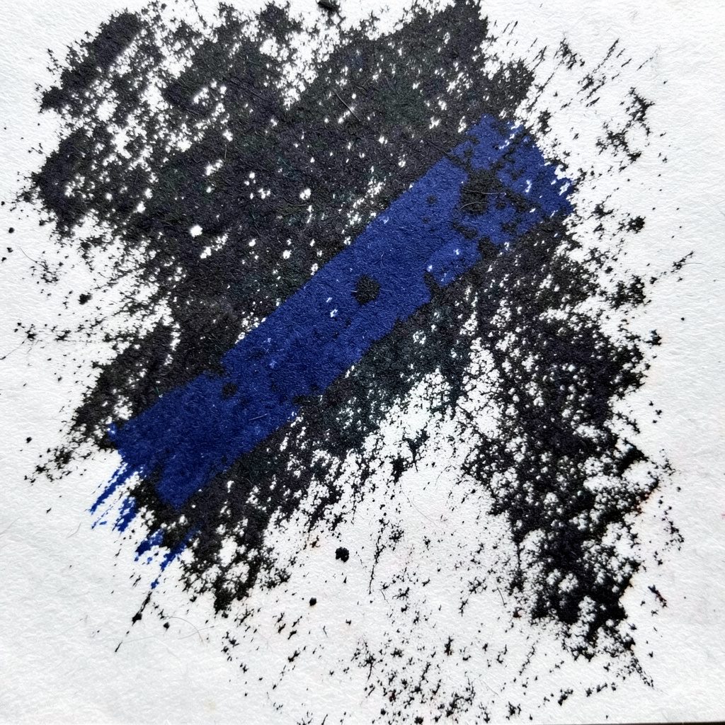 Schermo e tastiera di un computer in stile grafico, toni blu e grigi, atmosfera tecnologica