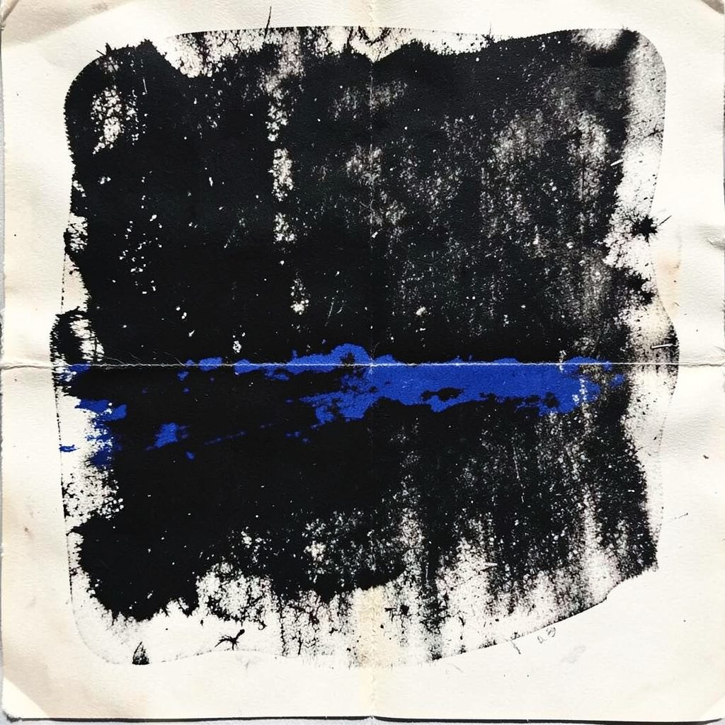 Interno scolastico con corridoio e studenti in silhouette, luce morbida blu e arancio, atmosfera di accoglienza