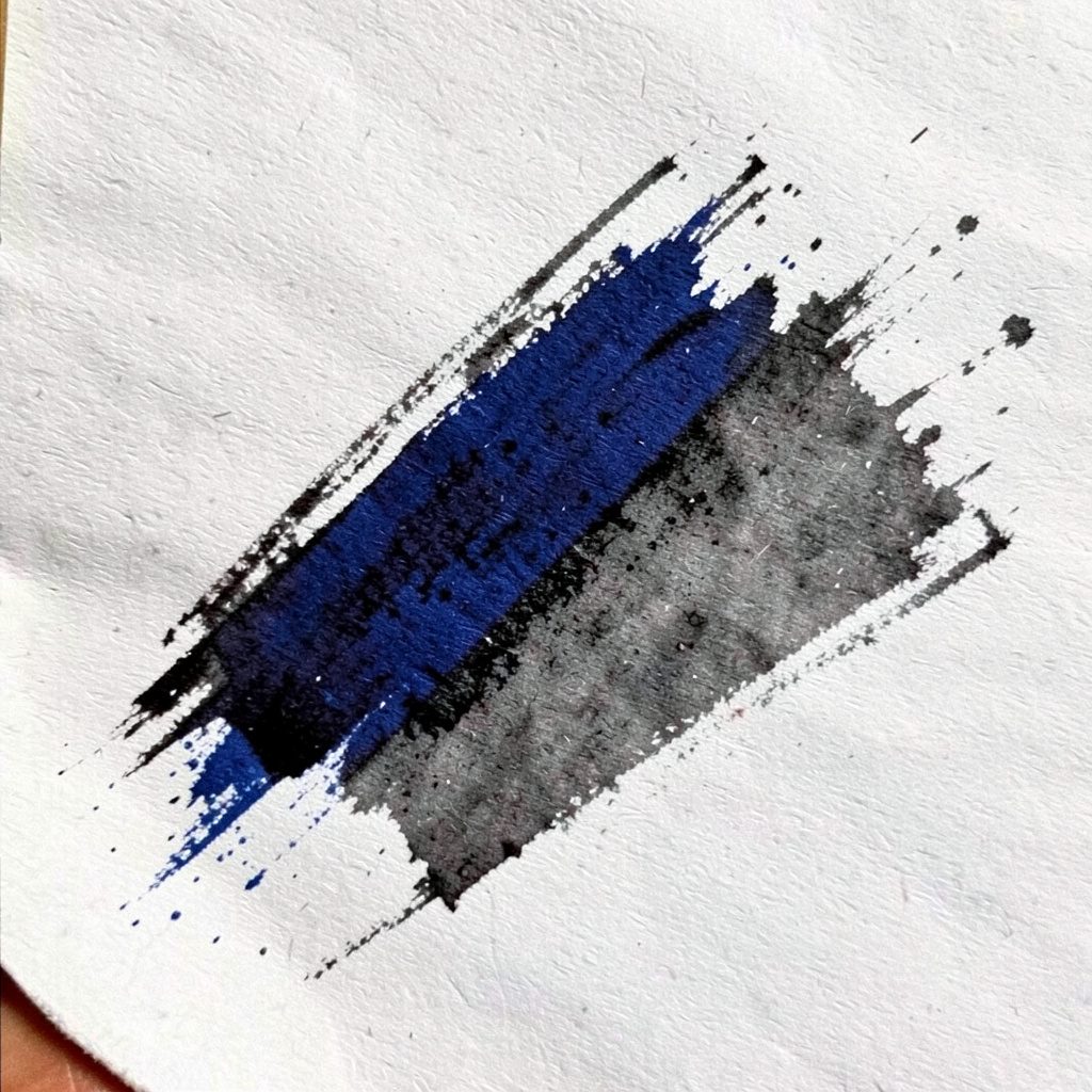 Emblema grafico circolare blu su sfondo chiaro, stemma stilizzato dell'istituto in chiave minimal