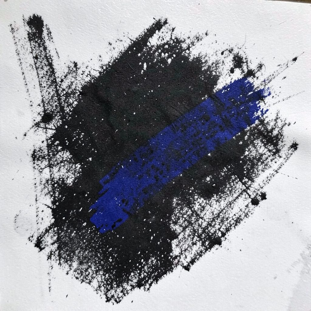 Cartina geografica stilizzata con linee delicate, toni blu e indaco, a evocare geografia e territorio